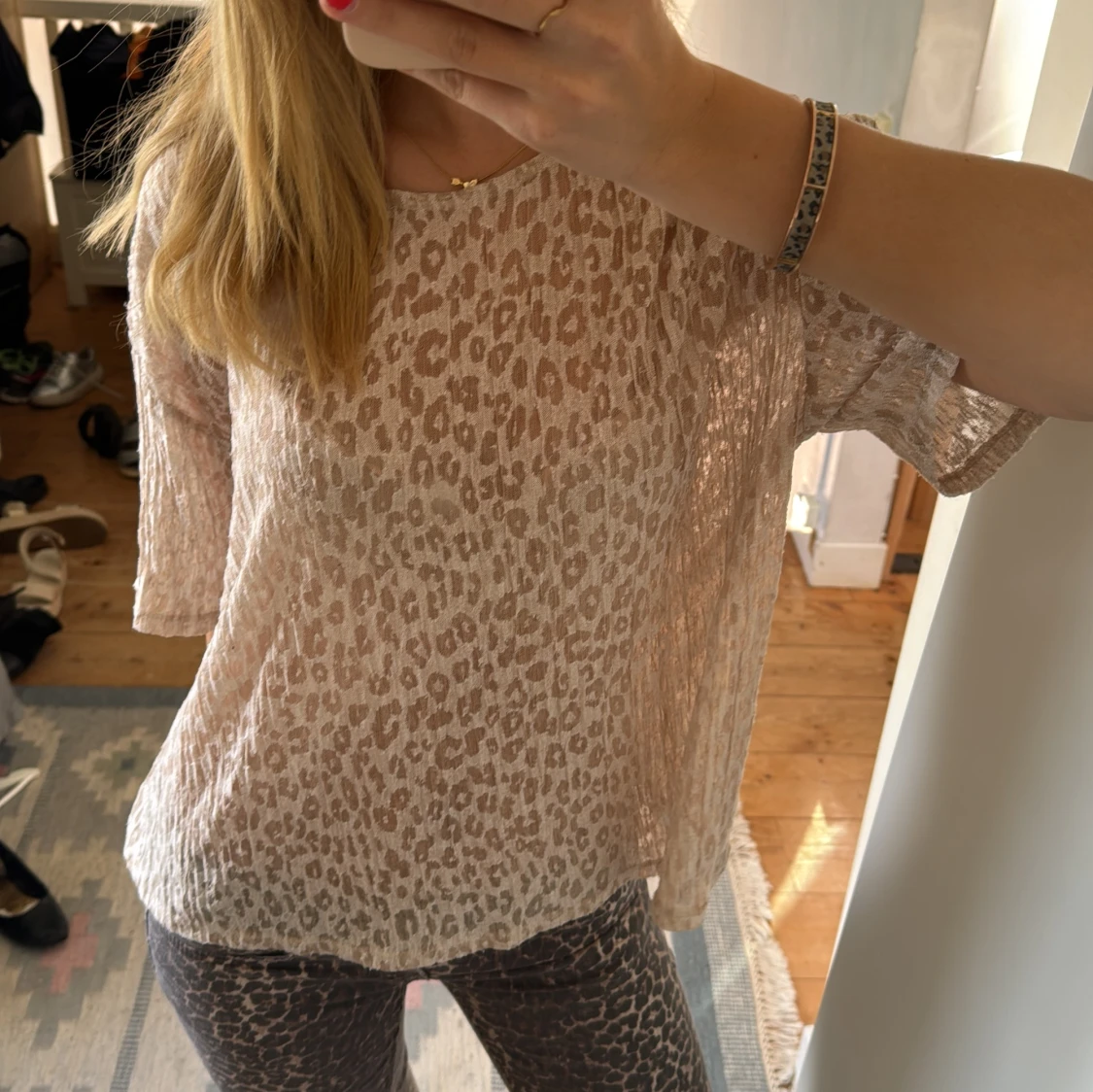 Beige leopardmönstrad topp från LinDEX