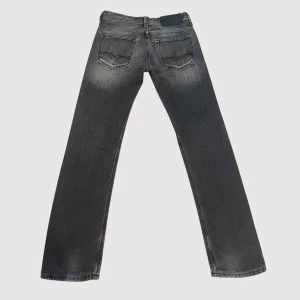 Grå, straight leg jeans - Grå, lågmidjade, straight leg jeans från Crocker. Snygga detaljer på bakfickorna. Har några små skavanker men annars fint skick. Storlek w27.  Midjemått: ca 75cm Innerbenslängd: ca 80cm