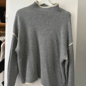 Grå stickad polotröja med vita detaljer - Snygg grå stickad polotröja från zara