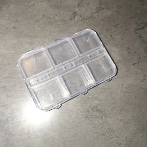Förvarings box  - Smidig och transparent förvaringsboxmed sex fack, perfekt för småsaker som smycken, nageldekoration eller varför inte piller. Stilig och enkel att ta med i väskan eller fickan.