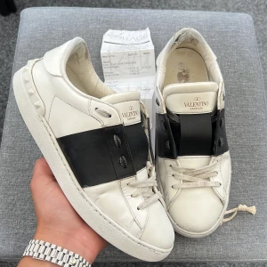 Valentino open - Säljer dessa sjukt snygga valentino opens! Självklart äkta! Size: 39 fits 40 så passar för både kille och tjej🤩skick: 7,5/10! Vad ingår? Box+dustbag+valentino kort+ NK kort + Kvitto + extrasnören! Skorna är köpta på NK! Hör av dig vid minsta fundering! Postar samma dag som köp🤩
