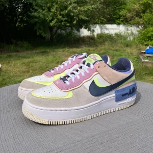 Nike Air Force 1 Shadow Photon Dust Crimson Tint - Nike Air Force 1 Shadow sneakers, kvinnors storlek 40/25,5 cm, några mindre creases på fram- och baksida, nästan osynlig fläck på högra skons logga, kommer inte i original låda.