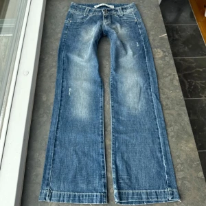 Lågmidjade jeans  - Midjemått tvärsöver:  37,5cm Midjehöjden:21cm   Inerbens längden: 80cm💕