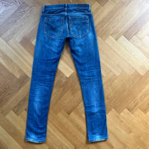 Dondup Jeans George - Säljer ett par snygga Dondup jeans i modellen George, storlek W29. Den sköna, blåa tvätten (Mendocino) är perfekt för vintern men även för sommaren då tvätten ej är för mörk. Jeansen har fem fickor samt den klassiska D-loggan på bakfickan. Skick: 9/10. Skriv vid minsta fundering!