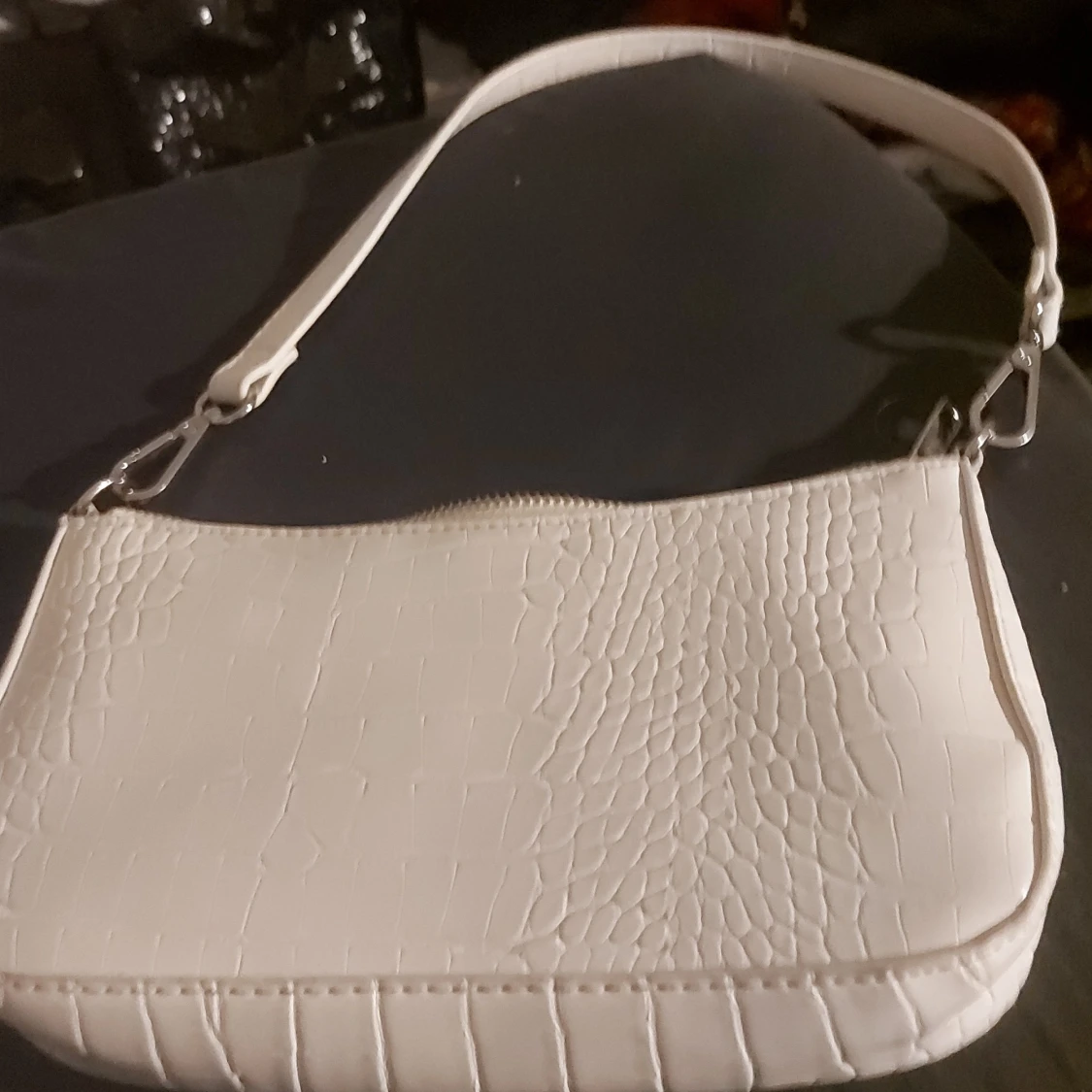 Vit axelväska med krokodilmönster