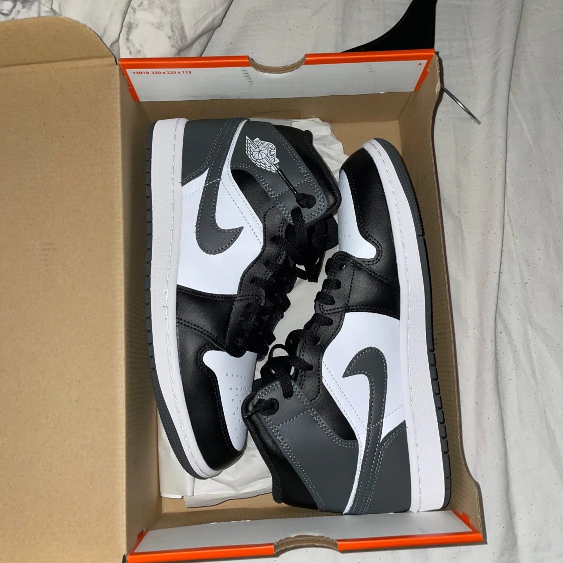 Nike Air Jordan 1 Mid svart/grå