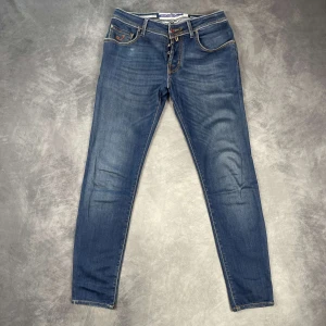 Jacob cohen jeans - Hej säljer nu min fina Jacob cohen jeans med Måtten - Längd: 100cm, Midja: 39-40cm. De är i nyskick och kommer vara otroligt snygga nu i sommar och framåt hösten. Nypris cirka 6000kr! Vi kommer att sälja liknande produkter nu i höst så glöm inte följa profilen!🌊🍾
