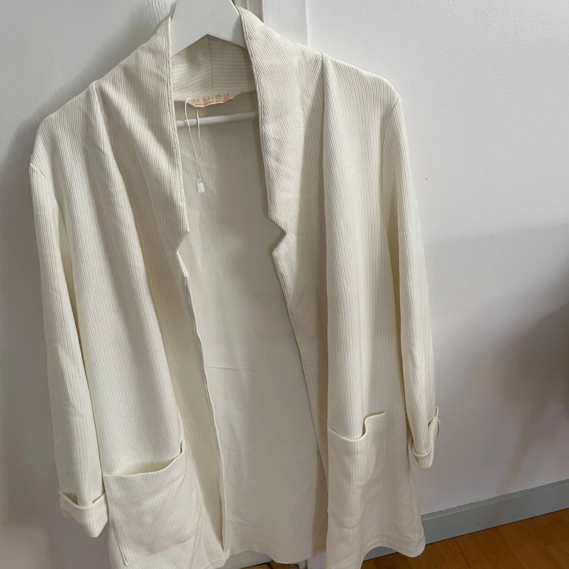 Vit ribbad blazer från AIREY