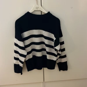 Svartvit randig tröja Gina Tricot - Vit & svart tröja från Gina Tricot 