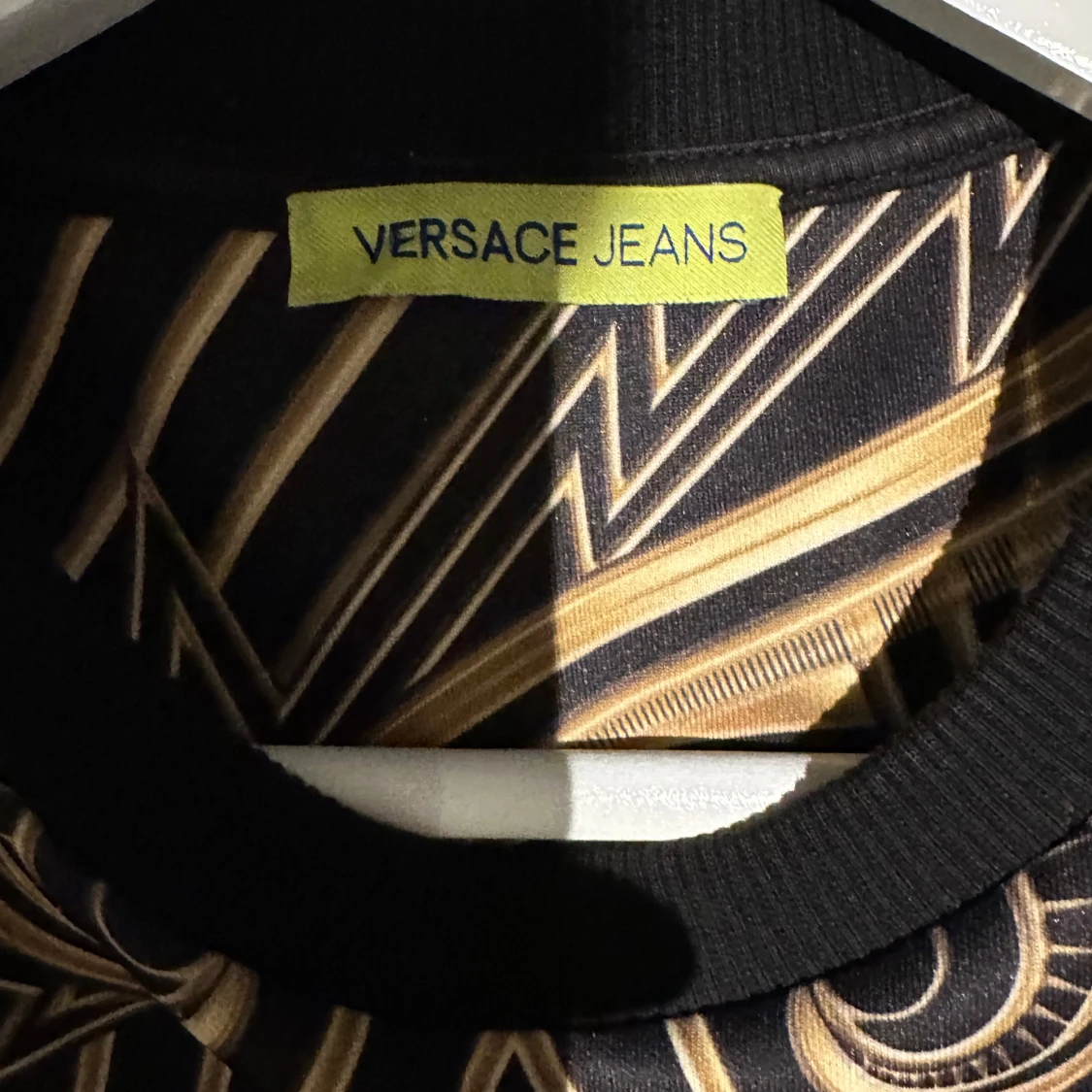 Versace Jeans långärmad tröja – svart med guldmönster, storlek L - 2