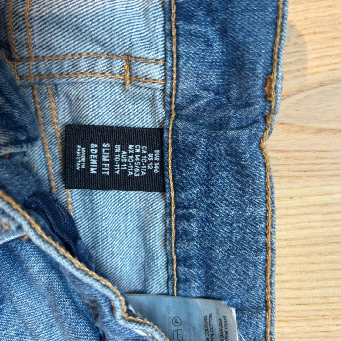 Slim fit blå jeans med slitningar - 2