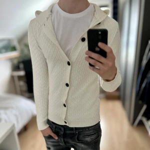 Stickad Hoodie - Mycket fint skick, en liten fläck på armbågen, be om bild. Storlek S passar dig som är mellan 175-185cm. Nypris ca 2500kr. Modellen är 185 cm, 79 kg. Skriv för mer information!🤝