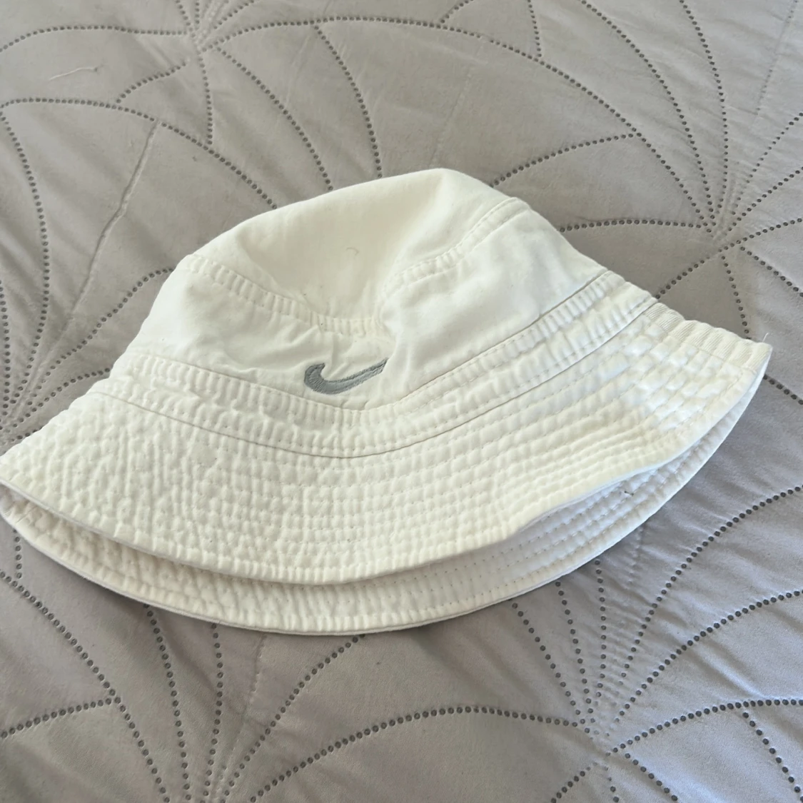 Vit bucket hat från Nike