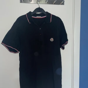 Moncler pike - Nu säljer jag mina nya fräscha moncler piké! Den är ny och väldigt fräshhhhh! Priset kan sänkas vid snabb affär