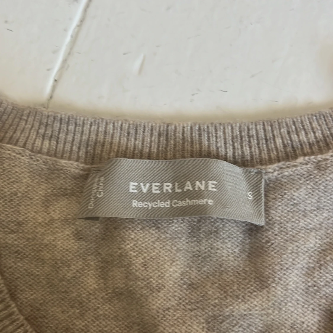 Beige kashmirtröja från Everlane - 1