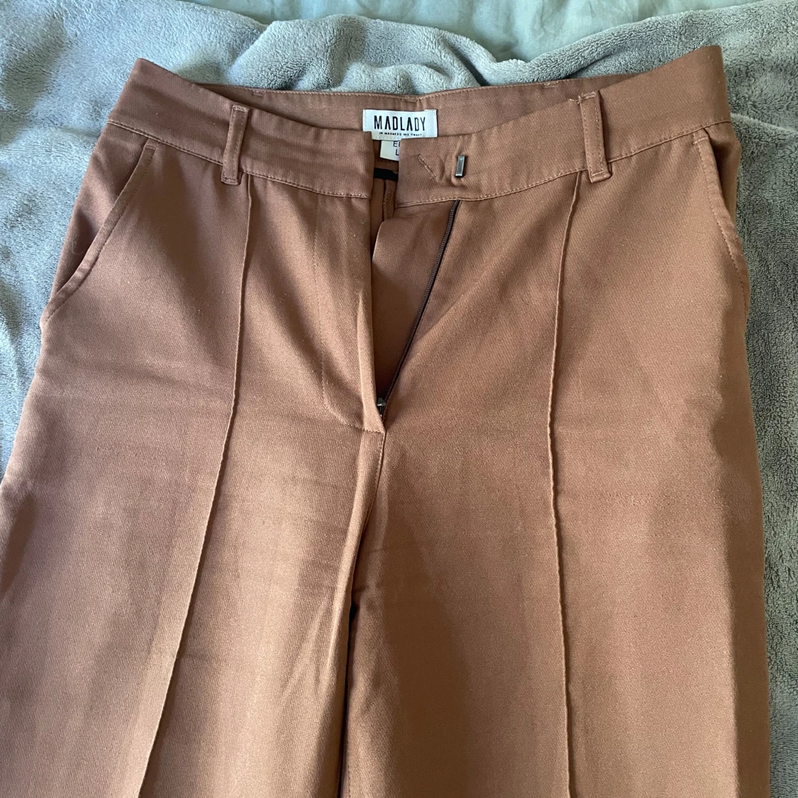 Bruna kostymbyxor från Madlady