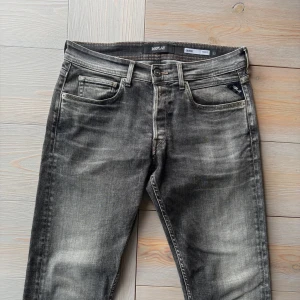 Gråa Replay Grover straight fit jeans - Mörk gråa Replay Grover jeans  i strl w32, l32. Italiensk Straight fit klassiker i denim - snygg look till vardagen. 🇮🇹Autentiska - köpt i Italien. ☑️Jättefint skick, kommer utan defekter. Passar både till T-shirt, lång tröja eller en avslappnad hoodie. 