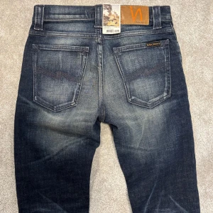 Nudie Jeans - Säljer dessa helt otroligt sällsynta och tvär feta nudie jeans mörkblåa med grå aktig tvätt, endast tagit av lappen, knappt använda. Pris kan diskuteras.