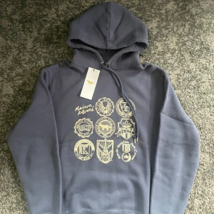 Maison Kitsune hoodie - Mörkblå Maison kitsune hoodie | Skick 10/10 (Helt ny) | Storlek S | Nypris 1700 | Hör av er vid minsta fundering eller fråga 👍✅