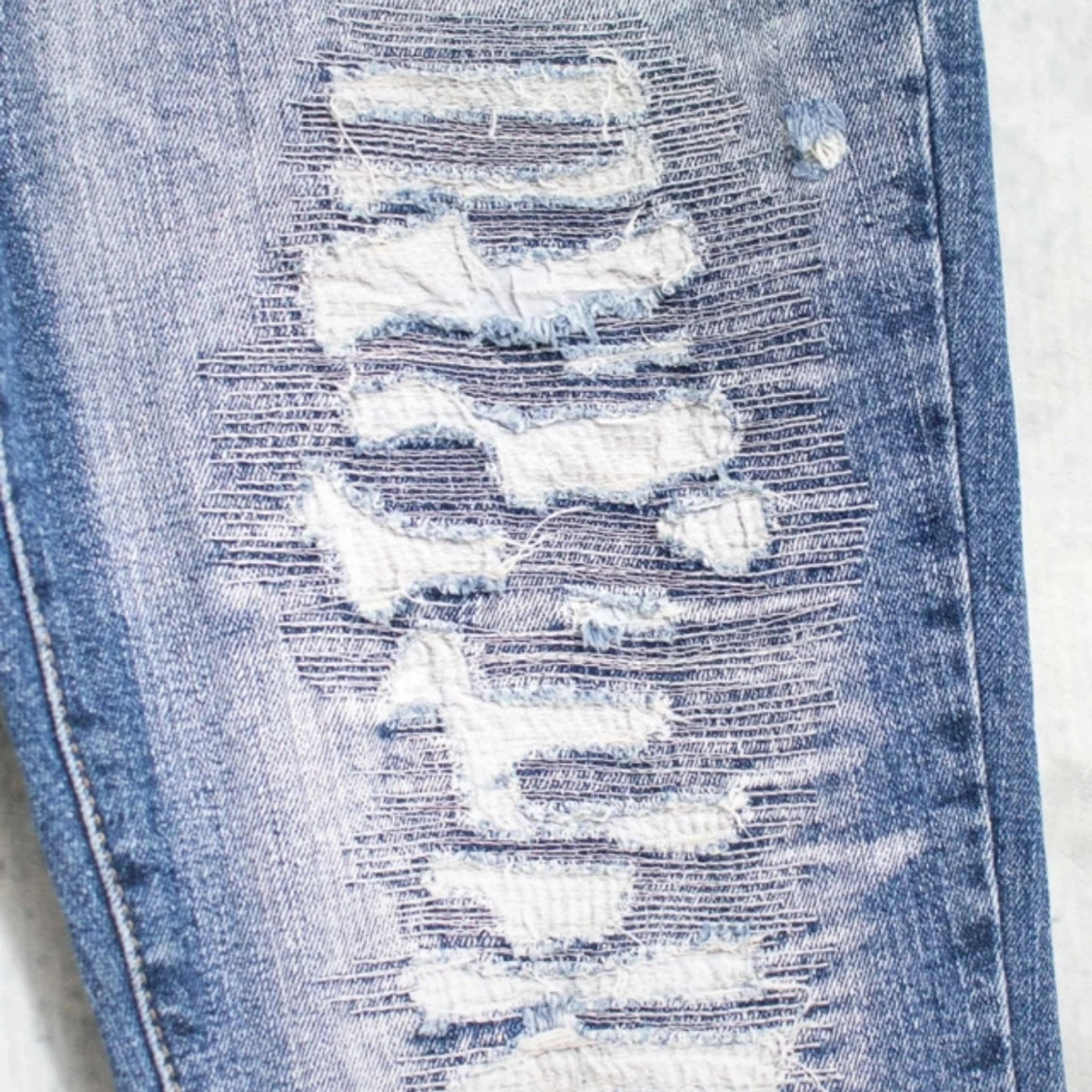 Lågmidjade slitna jeans - 1