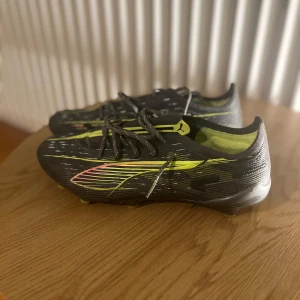 PUMA Ultra 5 Ultimate fotbollsskor - Endast använd en gång, perfekt skick. Storlek 42