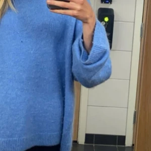 Blå stickad tröja  - Fin och skön tröja som passar till det mesta💙