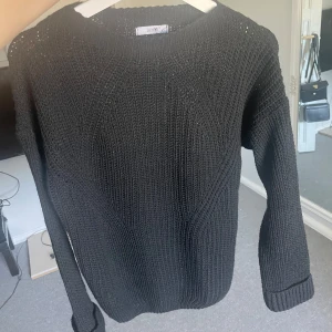 Stickad tröja  - Jättefin basic svart stickad tröja! Står stl L men jag anser att den är mer som en M! Säljer då jag aldrig använder💕