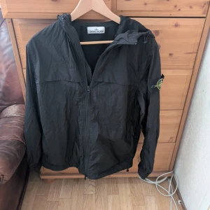 Stone Island jacka - Använd ett fåtal gånger. Strl M, men är som en S. Dessa är ej OG, därav priset.