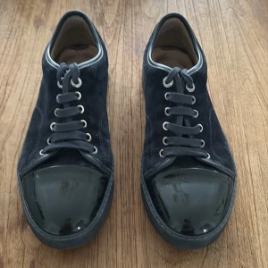 Lanvins DARK BLUE captoe - Nästan aldrig använda lanvins captoe i färgen mörkblå med mörkblåa sulor. Köpta på NK Stockholm för 4300 kr. Allt original ingår, låda, skopåsar och extra skosnören. INGA DEFEKTER!!