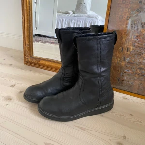 Äkta läder skinn boots  - Använt men fint skick, dm för fler bilder/bilder på tecken på användning 🤍