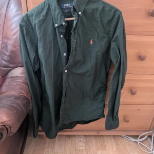 Ralph Lauren Polo skjortor x4 - De är antingen använda en gång eller oanvänd. Passar ej mig, så lägger dem på strl S/liten M. Dessa är ej OG, därav priset.