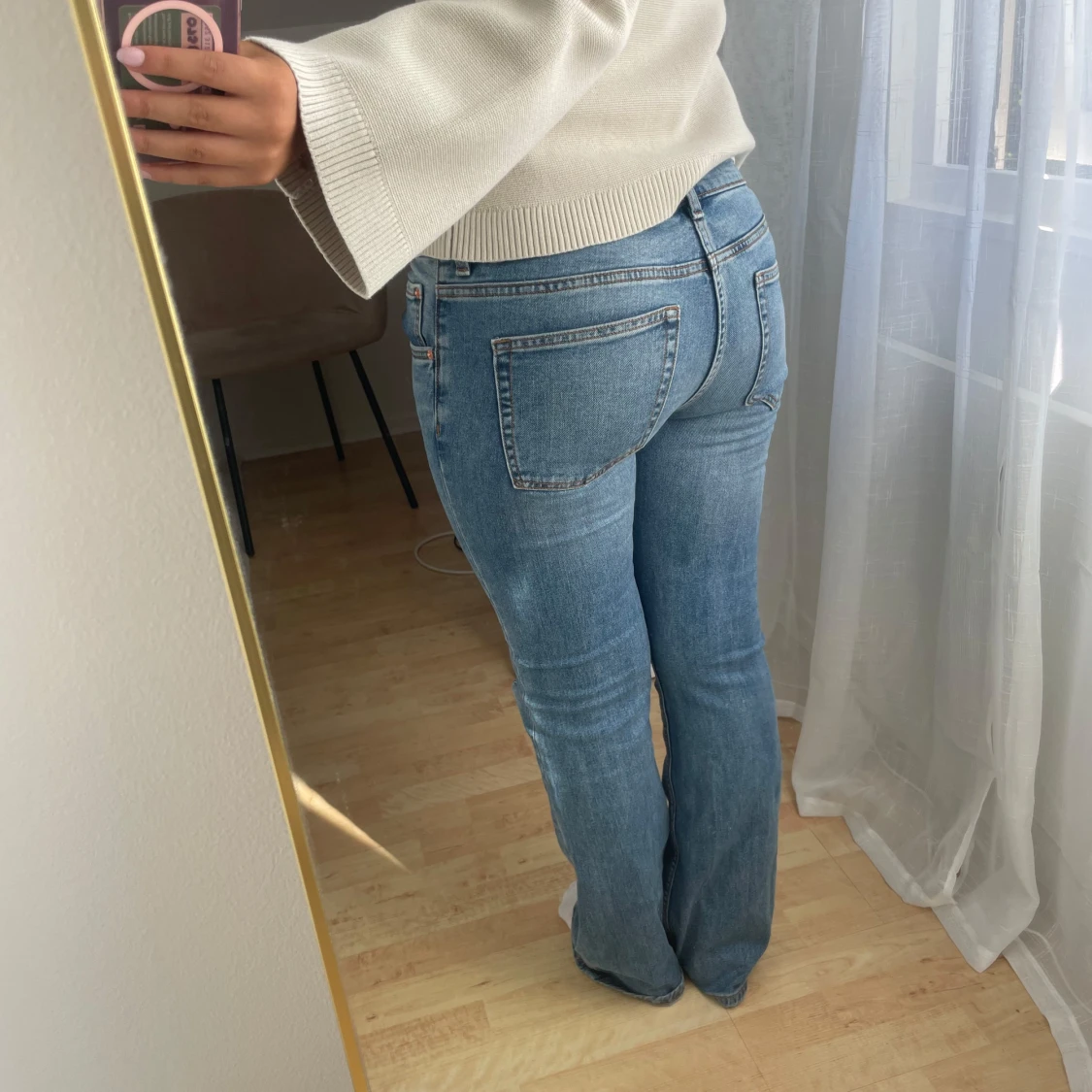 Blå bootcut jeans med hål på knäna - 1