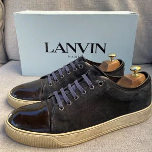 Lanvin skor  - Hej! Säljer nu dessa sjukt snygga Lanvin skor. Skorna är i bra skick! Vi rekommenderar att gå ner en storlek. Har ett begränsat antal boxar och dustbag! Hör gärna av dig vid frågor 