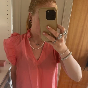Rosa blus med volangärm från Zara - Säljer en söt rosa blus från H&M i storlek Xs. Blusen har korta volangärmar, v-ringad hals och ett lätt, luftigt tyg. Prislappen är kvar så den är helt oanvänd, och säljs också för den är inte kom till andvändning! Men asså såå söt och verkligen somrig💞🙌