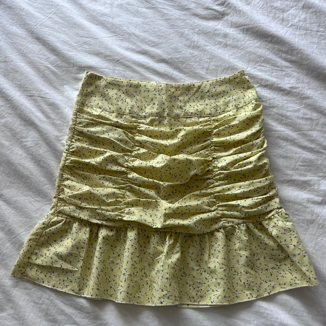 Gul blommig volangkjol