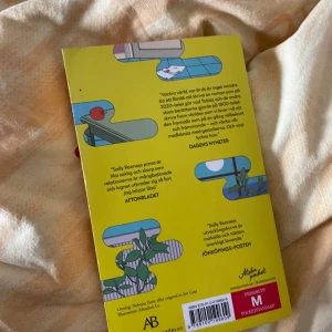 Vackra värld, var är du - En modern roman med färgstark omslagsdesign och citat från stora tidningar. Perfekt för dig som gillar samtida berättelser om relationer och livet. Boken har fått mycket beröm för sin skarpa prosa och engagerande karaktärer.