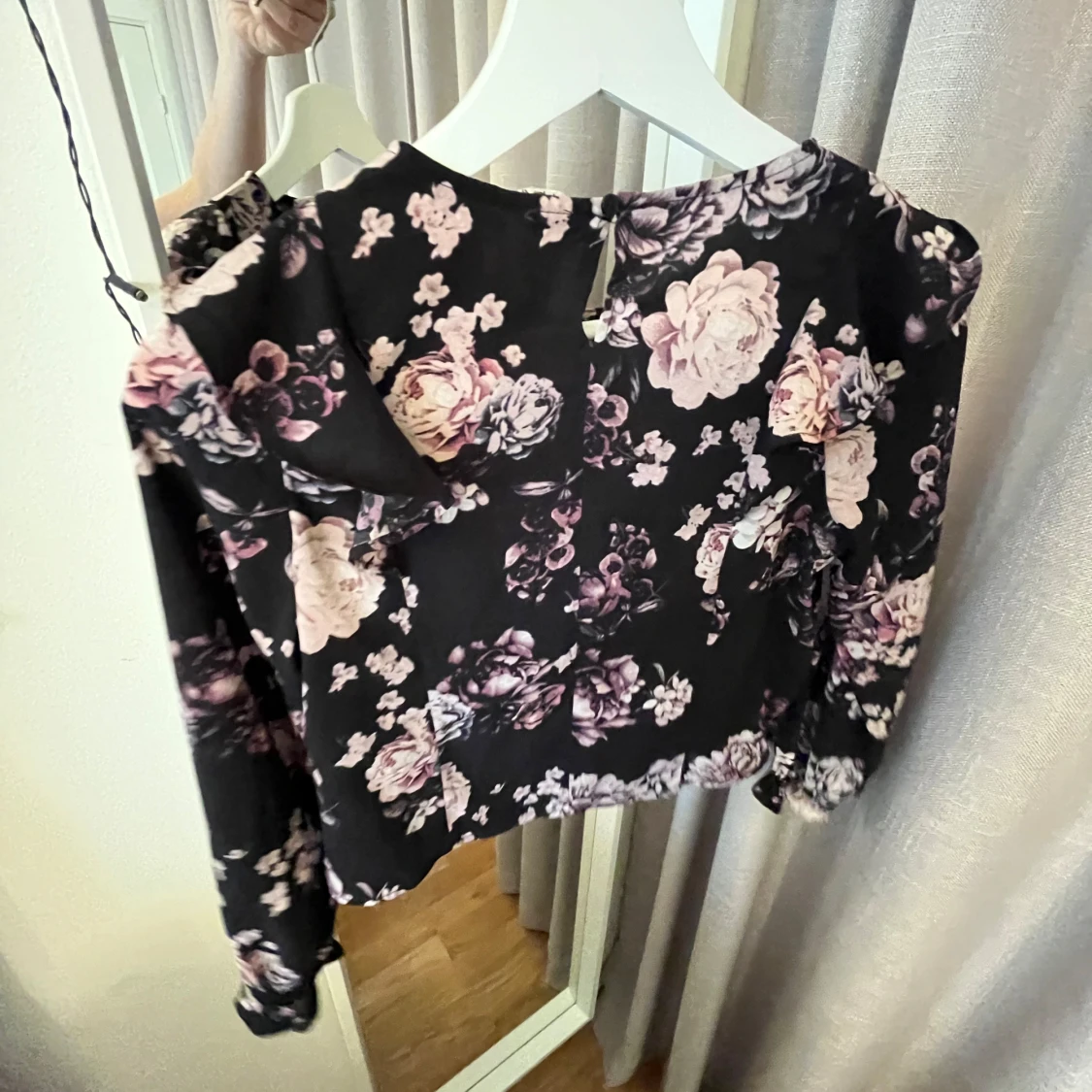 Svart blommig blus med volang💓 - 2