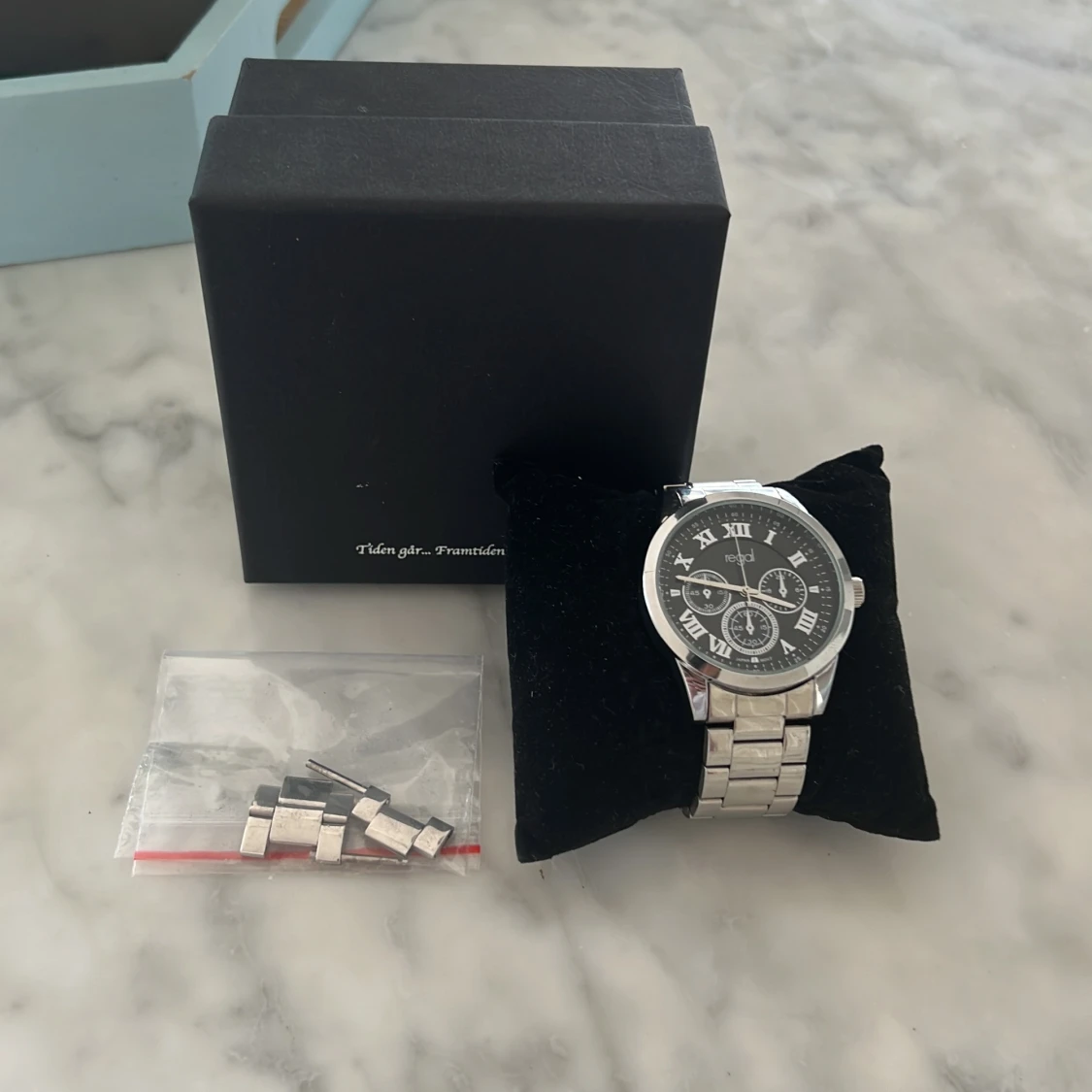 Silverfärgad klocka från Regal