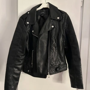 Svart skinnjacka från Vero Moda - Snygg svart skinnjacka från Vero Moda, jättefint skick storlek S💕