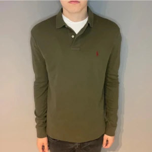 Långärmad pikétröja från Ralph Lauren  - Säljer denna långärmade pikétröjan från Ralph Lauren i 10/10 skick. Perfekt nu inför vintern!