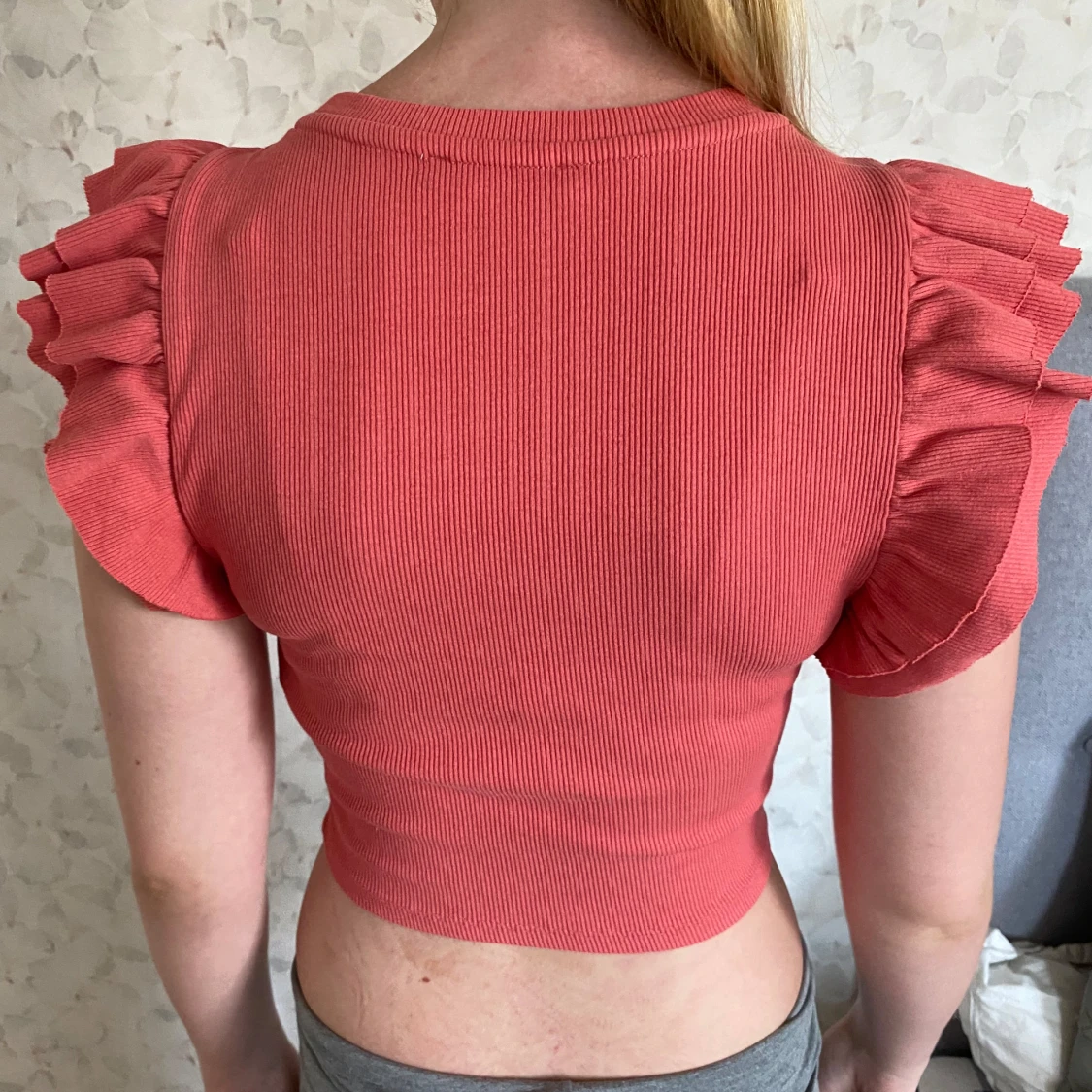 Rosa croppad topp med volang från Zara - 1