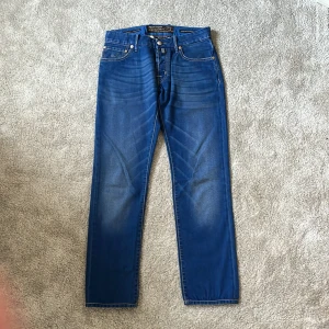  Jacob Cohën jeans - Hej! Säljer dessa super snygga kvalitets jeansen från det populära märket Jacob Cohën i modellen 622 Comfort! Väldigt komfortabla jeans med material från Japan och som handgjorts i Italien! Mycket fint skick utan några fel eller defekter! Badgen där bak innehåller äkta hästpäls och är broderat Jacob cohën på. Storlek 30 och jeansens passform är slim-straight fit! Skriv jättegärna om ni vill ha bilder på hur jeansen sitter på eller om ni vill ha mått/mer bilder innan köp! 😊 MVH DC 🔹