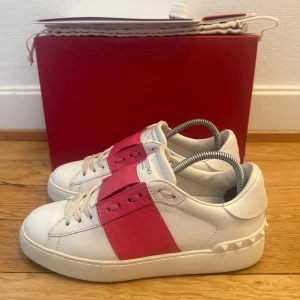 Valentino open sneakers - Säljer nu dessa fina valentino open skor | Nyskick | Storlek 36 | Kommer med box,dustbag,kvitto,extra nya snören och valentino kort | Hör gärna av er vid frågor eller funderingar 