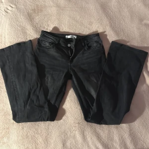 Svarta bootcut jeans - Snygga svarta bootcut jeans med lite ljusare wash på låren! Knappt använda💕Stretchiga! Storlek 36
