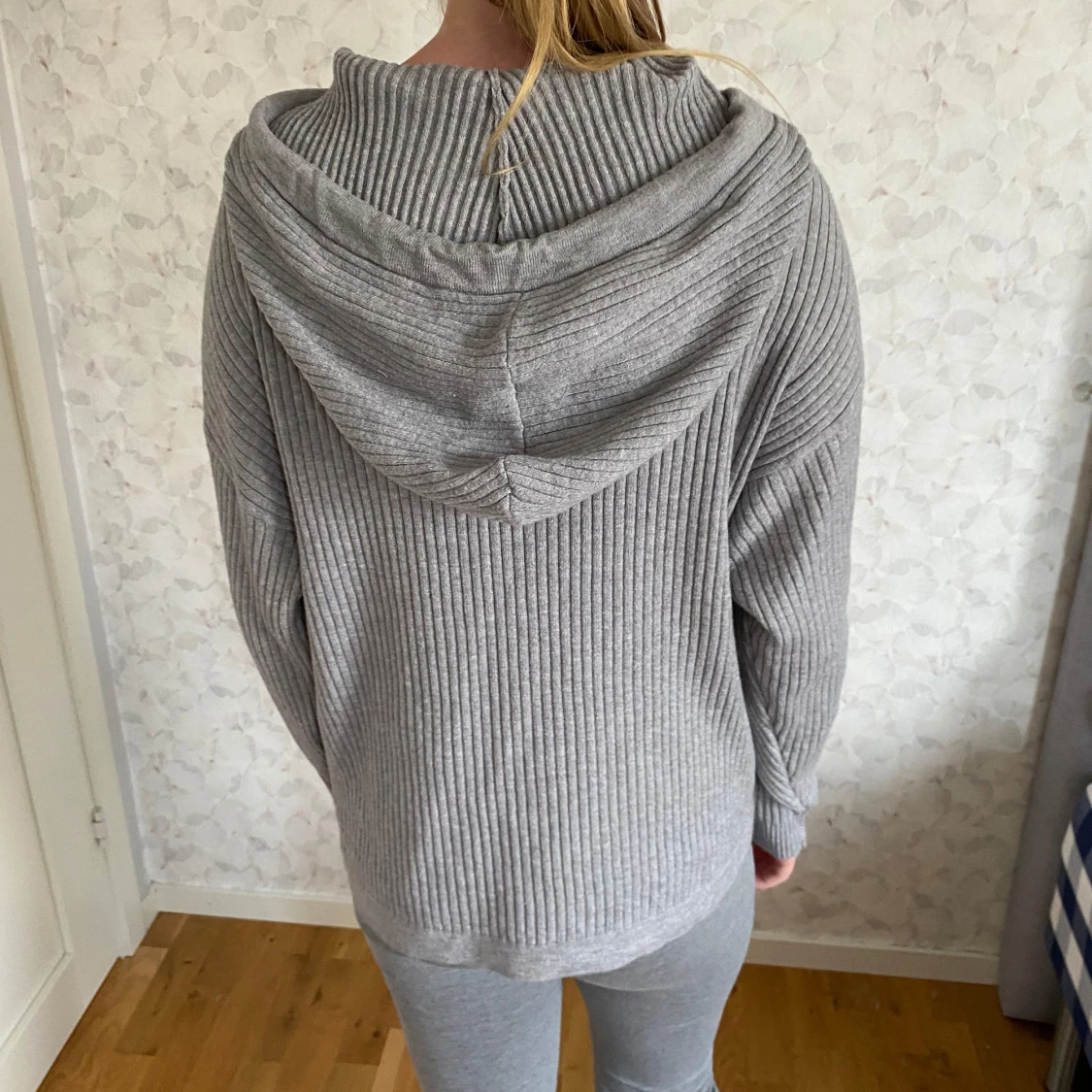 Grå ribbad hoodie från 157 XS - 1