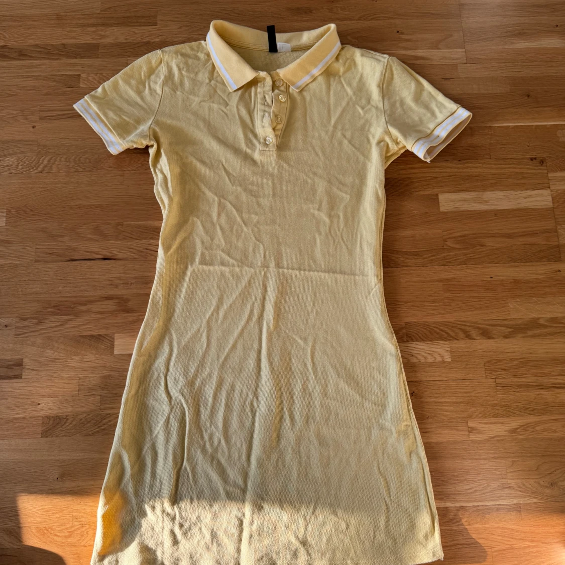 Gul kort pikéklänning med krage