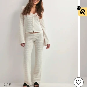 Beige stickade byxor med rak passform från Nelly😍 - Säljer ett par beiga stickade byxor med rak och lite loose passform. Byxorna har ett snyggt virkat mönster och är lowwaist😍😍. Perfekta för chill dagar eller när du vill ha en mysig och trendig look, passar även vid festliga tillfällen. Supermjuka och sköna att bära❣️