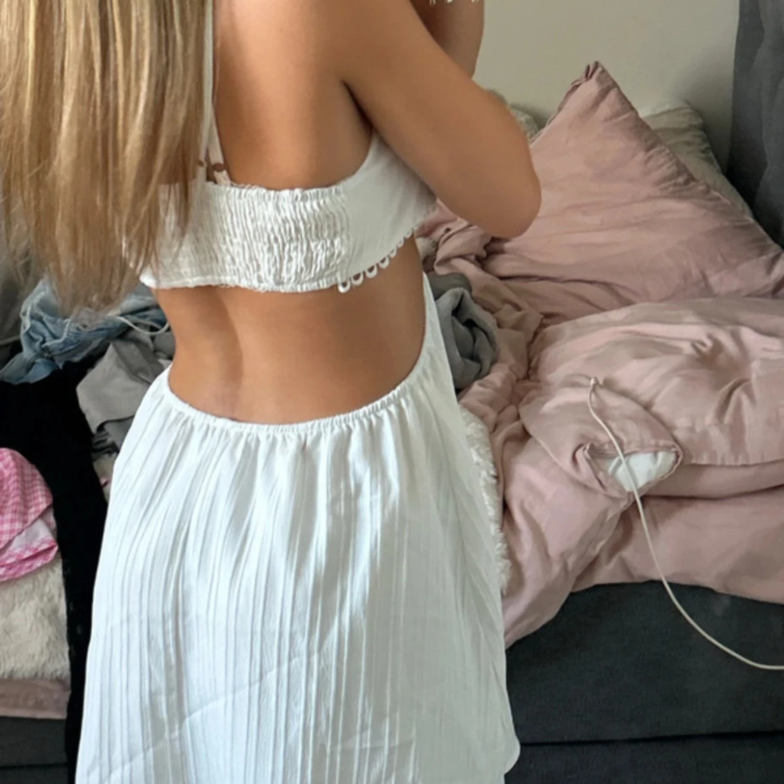 Vit omlottklänning med öppen rygg - 1