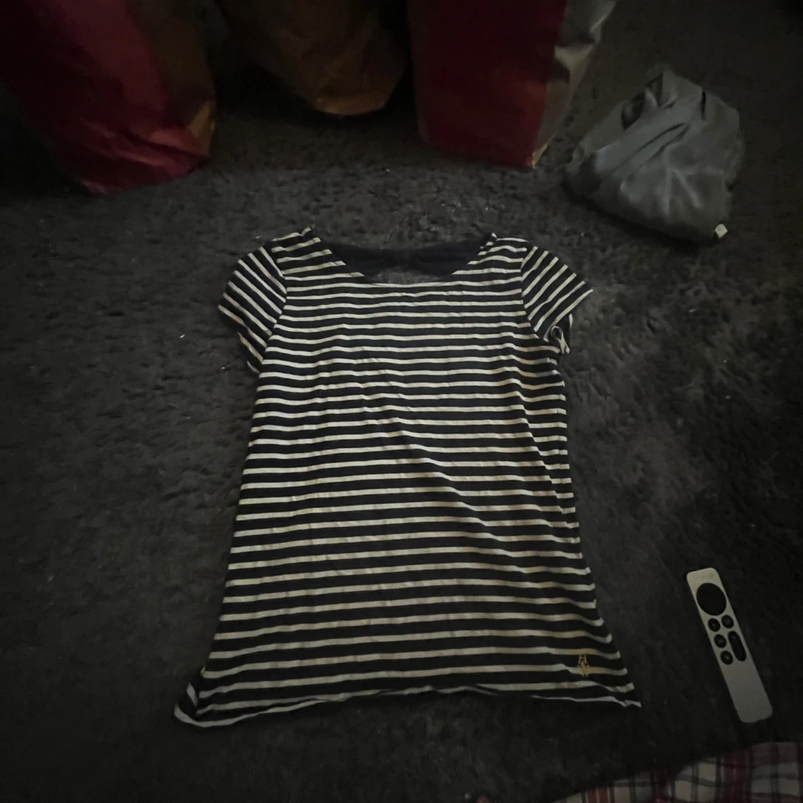 Randig mörkblå/vit topp med rosett på ryggen