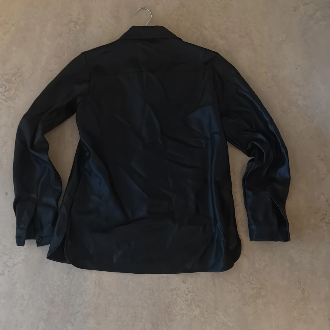 Svart skinnskjorta från Lindex - 1